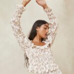 femmes Loeffler Randall crème florale à motif cachemire Misha - Haut ondulé à volants et motif cachemire vêtements 8HL8239