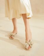 femmes Loeffler Randall platine toboggan à nœud plissé Daphné chaussures 8HL8100 - Image 5